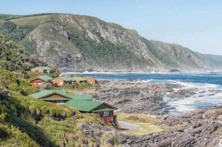 Beim Einschlafen der gewaltigen Brandung
lauschen - im Tzitzikama Coastal Park
gehört das zum "Service". suedafrika-storms-river-huetten