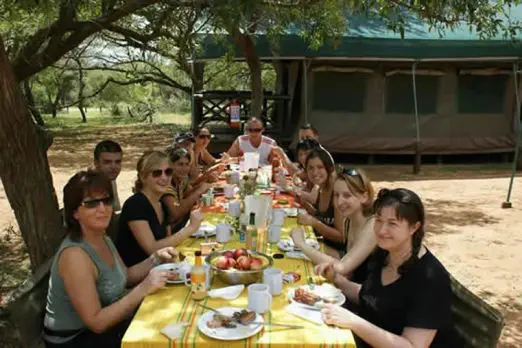 Mittagessen "en route" ein, irgendwo an einladender Stelle! suedafrika-wandersafari-mittagessen