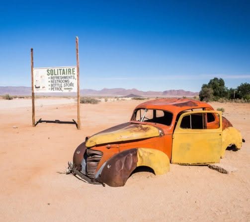 Der Weg an die Küste führt durch Solitaire - ein überaus passender Ortsname für: eine Tankstelle, ein Hotel & ein paar Häuser...