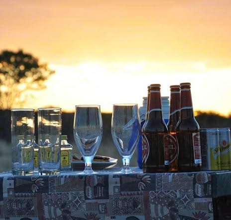 Abschluß eines erlebnisreichen Safaritages: der typisch afrikanische "Sundowner"